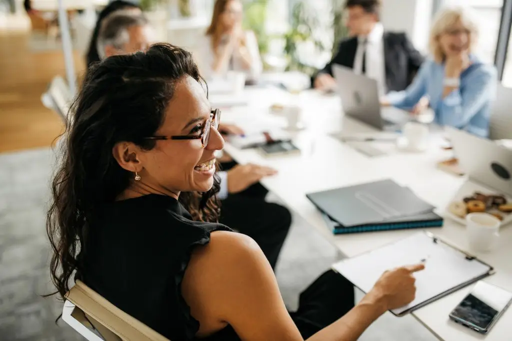 Gros plan sur une femme d'affaires hispanique lors d'une réunion de bureau