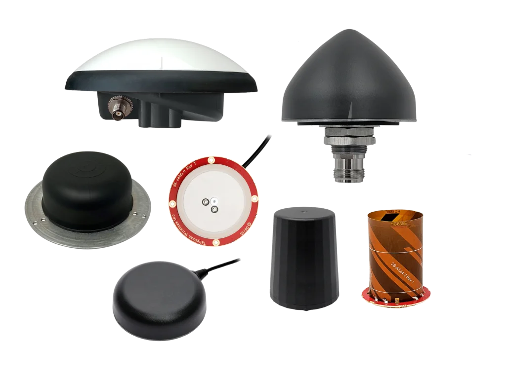 Différents types d'antennes et de composants électroniques disposés sur un fond blanc.