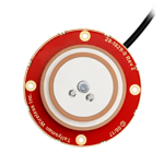 Composant électronique circulaire rouge avec un centre blanc, avec des accents dorés et argentés, relié par un câble noir.