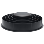 Un objet noir, rond et multicouche, dont le sommet est lisse et ressemble à un dôme, est présenté sur un fond uni.