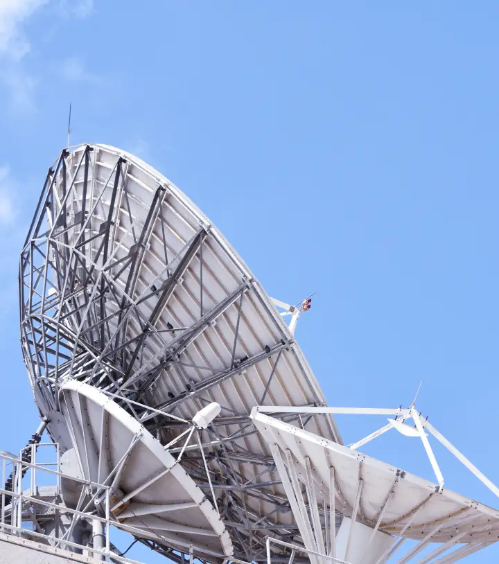 Une antenne parabolique au sommet d'un bâtiment.