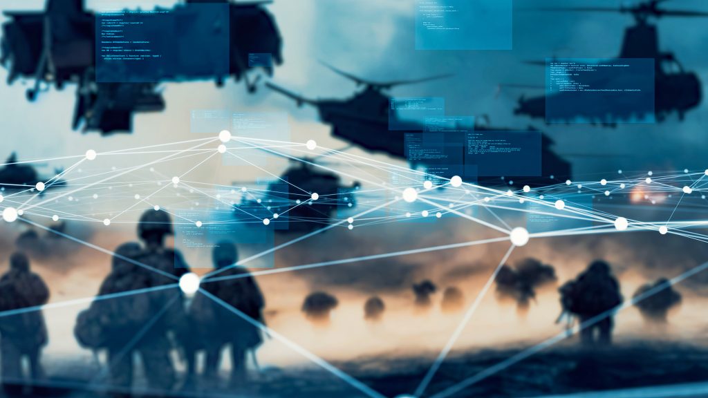 Soldats et hélicoptères sur un champ de bataille avec des connexions de réseaux numériques et des superpositions de codes illustrant les concepts de la cyberguerre.