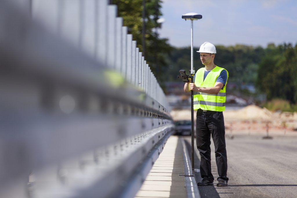 Géomètre travaillant avec un appareil GPS