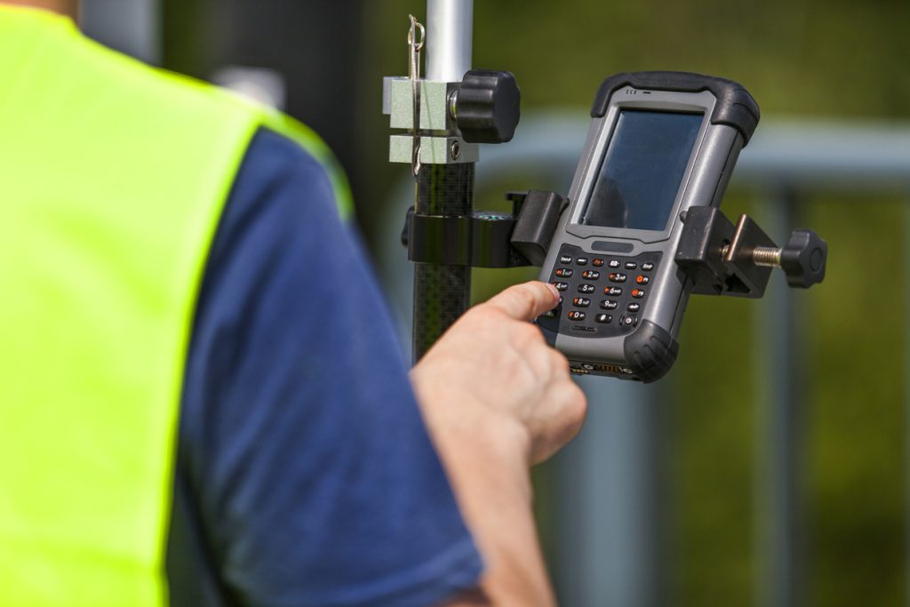 Géomètre travaillant avec un appareil GPS