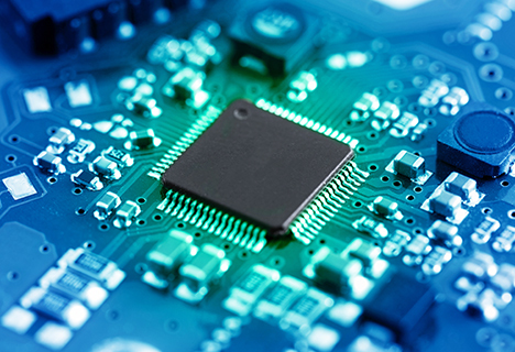 Gros plan d'une puce électronique sur un circuit imprimé bleu, mis en valeur par des tons bleus et présentant les composants électroniques environnants.
