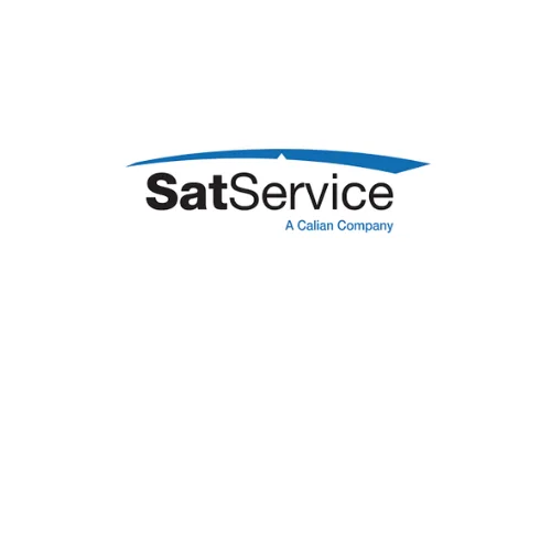 Logo de SatService, comportant un texte bleu stylisé avec une courbe ascendante au-dessus du texte, et « A Callian Company » en lettres plus petites au-dessous.