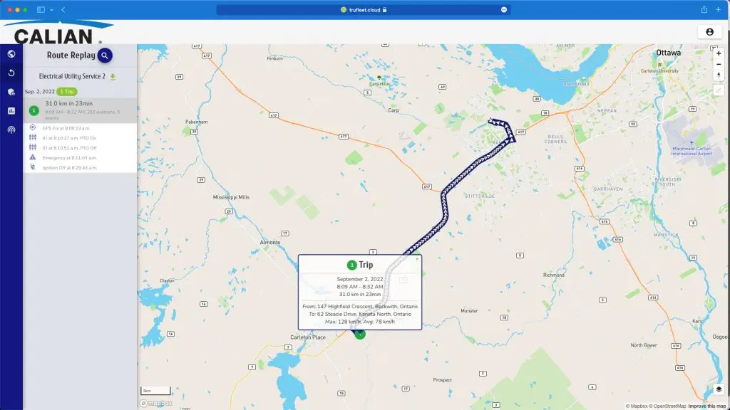 Capture d'écran d'une carte affichant une relecture d'itinéraire pour un véhicule de service d'électricité. L'itinéraire, en bleu, va d'Ottawa à Beachburg, et les détails du trajet sont affichés dans une fenêtre contextuelle.