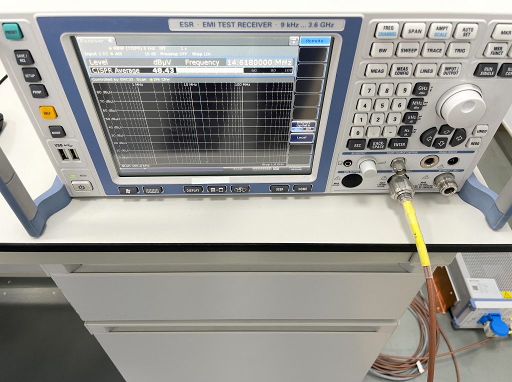 Récepteur de test EMI sur un banc de laboratoire affichant une analyse du spectre de fréquences à 14,16860000 MHz.