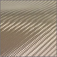 Gros plan sur un matériau tissé à texture diagonale, probablement un type de tissu ou de matériau composite. La surface est composée de fibres entrelacées, créant ainsi un motif.