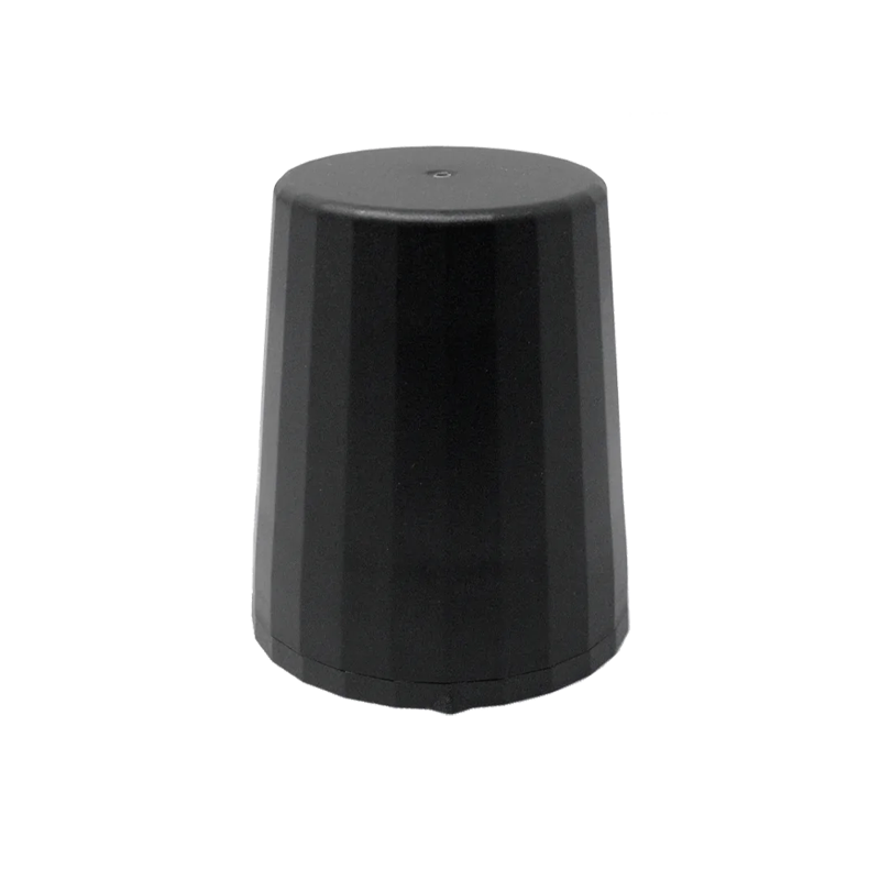 Un bouchon en plastique noir, cylindrique, avec une texture striée, vu sur un fond blanc.