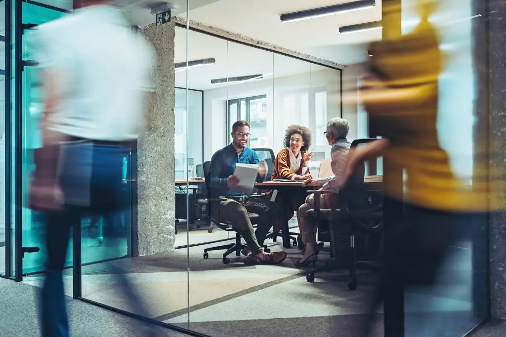 Un groupe de personnes travaillant dans un bureau.