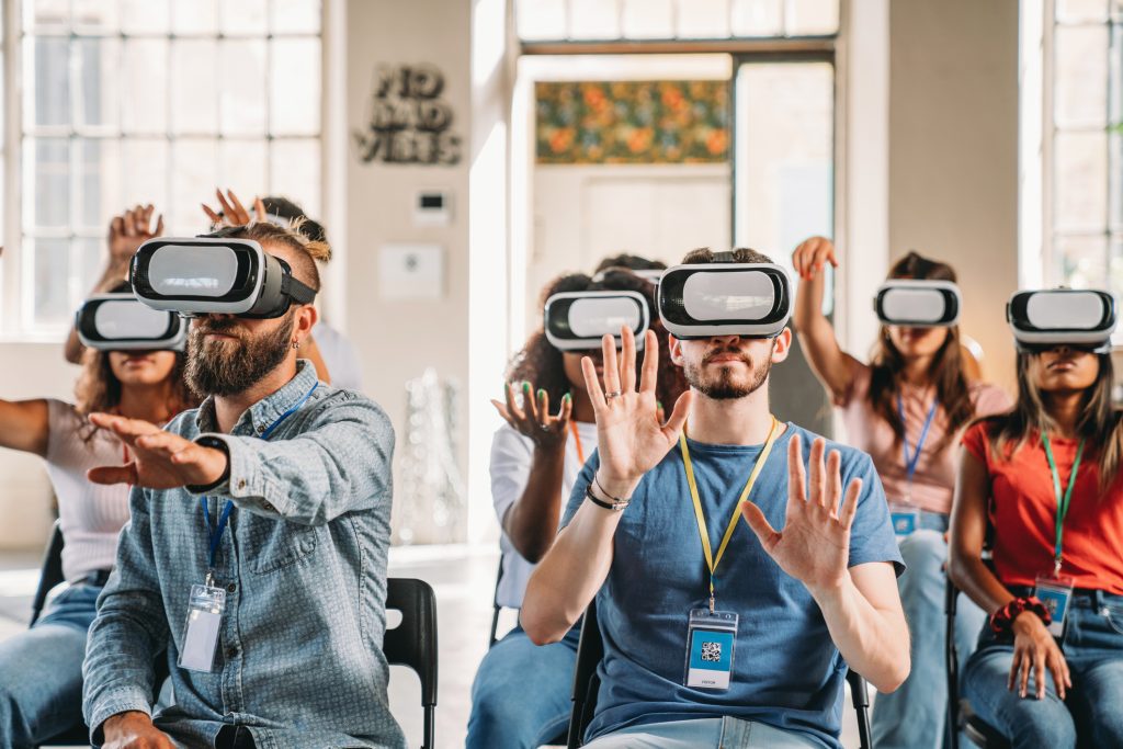Groupe de personnes utilisant des casques de réalité virtuelle lors d'un atelier.
