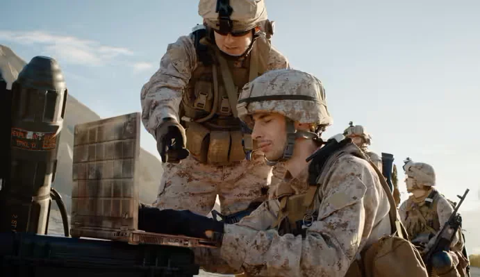 Un groupe de marines travaillant sur un ordinateur portable.