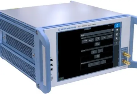 Image d'un générateur de signaux Rohde & Schwarz avec un extérieur bleu et blanc, un écran d'affichage frontal montrant diverses commandes, et de multiples ports et connecteurs.