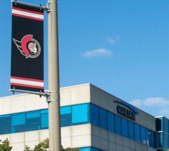 Siège de Calian Group avec la bannière du logo de l'équipe de hockey des Sénateurs d'Ottawa devant.