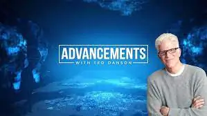 Un homme portant des lunettes et un pull gris se tient à côté d'un fond bleu affichant le texte « Advancements with Ted Danson ».