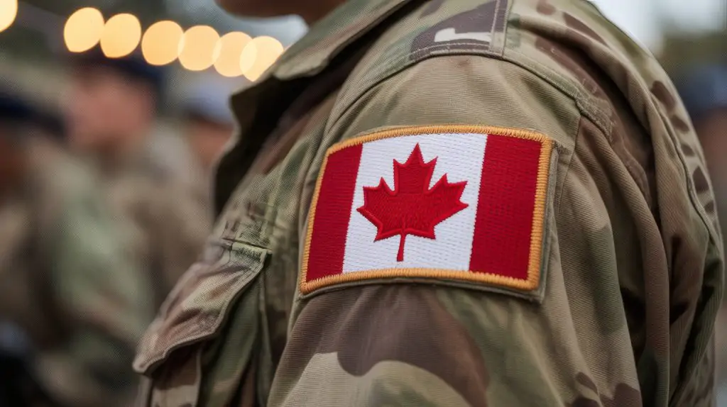 Gros plan d'une personne portant un uniforme militaire camouflé avec un écusson du drapeau canadien sur la manche.